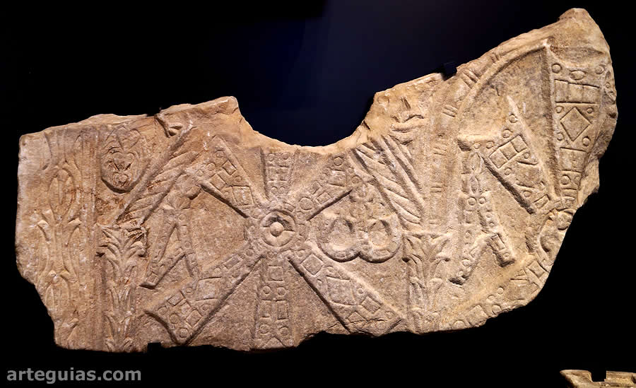 Fragmento de cancel visigodo con crismones