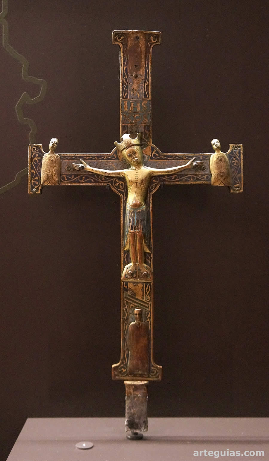 La orfebrer&iacute;a rom&aacute;nica est&aacute; representada en el museo arqueol&oacute;gico con arquetas, cruces procesionales, etc. de bronce y esmaltes