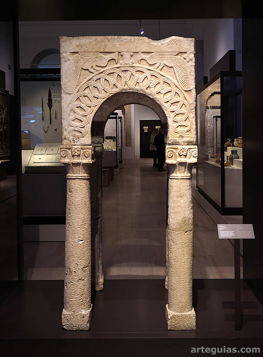 Ejemplo de la colecci&oacute;n medieval del Museo Arqueol&oacute;gico Nacional: baldaquino del siglo VIII