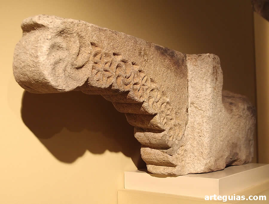 Modill&oacute;n moz&aacute;rabe en el Museo Arqueol&oacute;gico de Orense