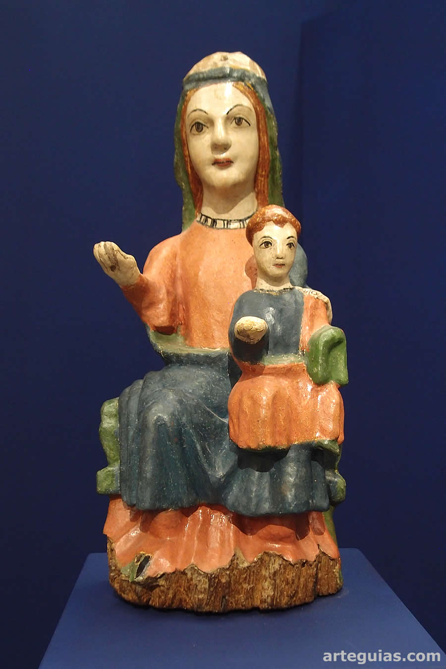 Una de la im&aacute;genes en madera policroma de la Virgen con Jes&uacute;s