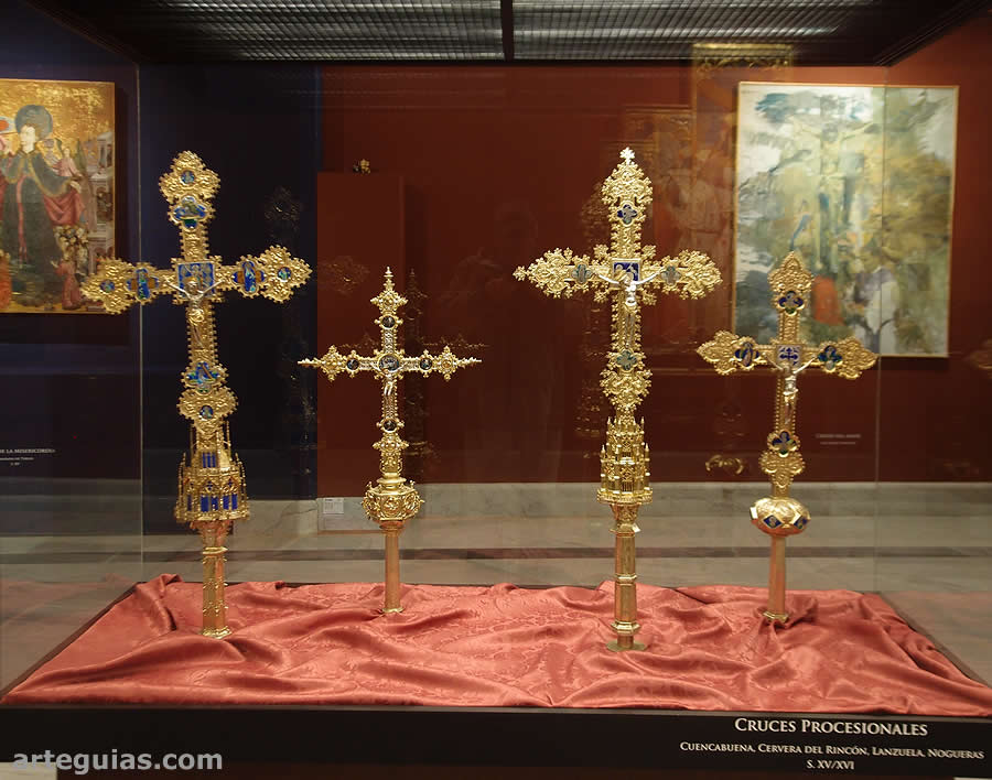 Parte del conjnto de cruces procesionales del museo