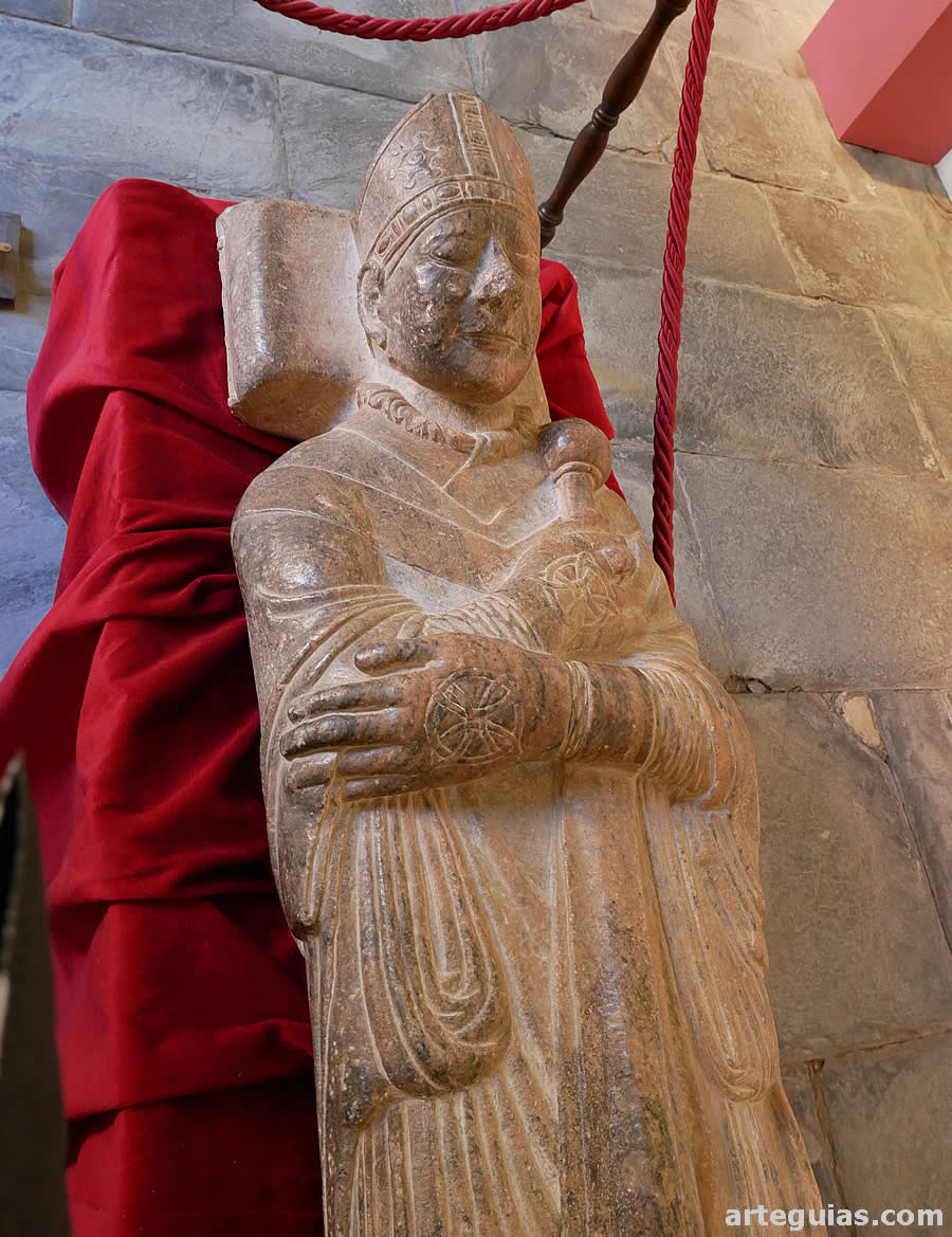 Estatua yacente de un obispo de la catedral de Astorga. Se encuentra en el claustro