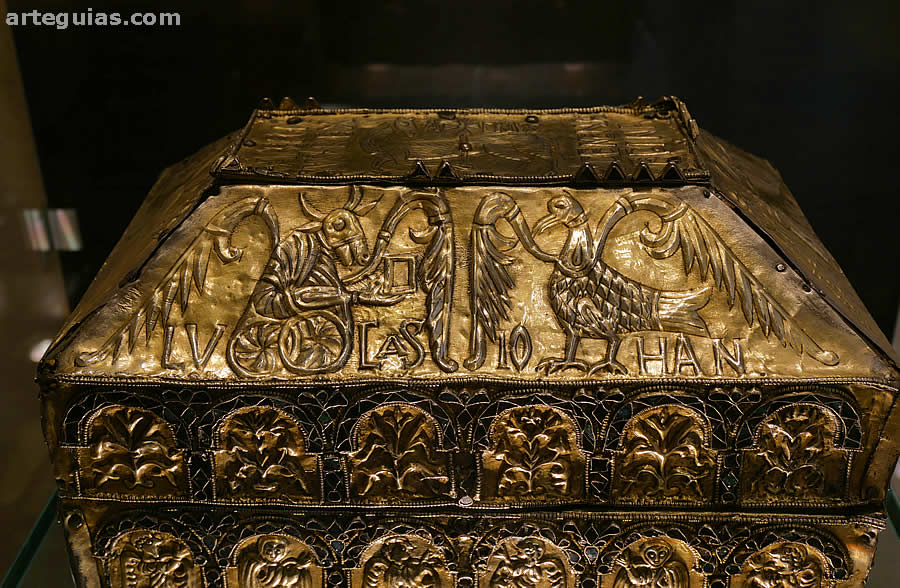 Cara mayor con dos de los vivientes de la visi&oacute;n de Ezequiel: el toro (San Lucas) y el &aacute;gula (San Juan)