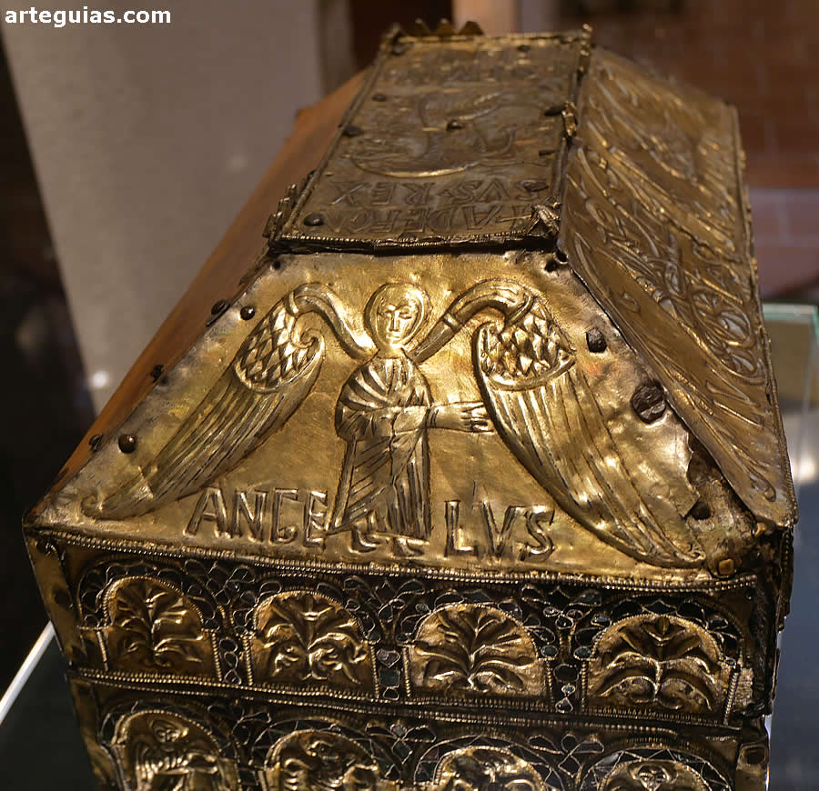 Relieve de un &aacute;ngel San Gabriel en la Arqueta de San Genadio en el Museo Catedralicio de Astorga, Le&oacute;n