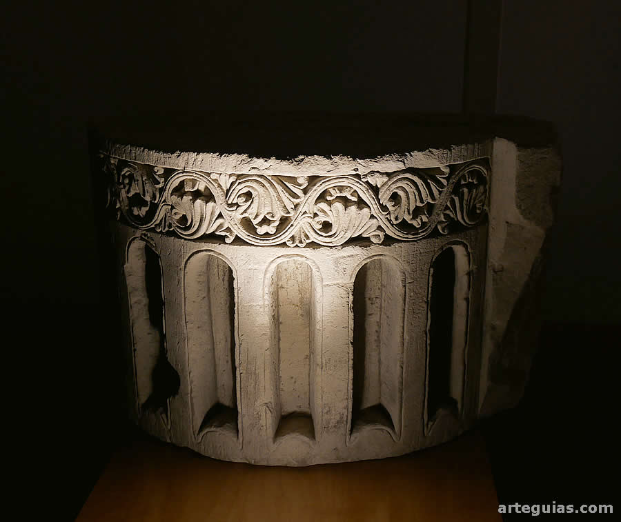 z&oacute;calo cil&iacute;ndrico tallado en un bloque de esquisto