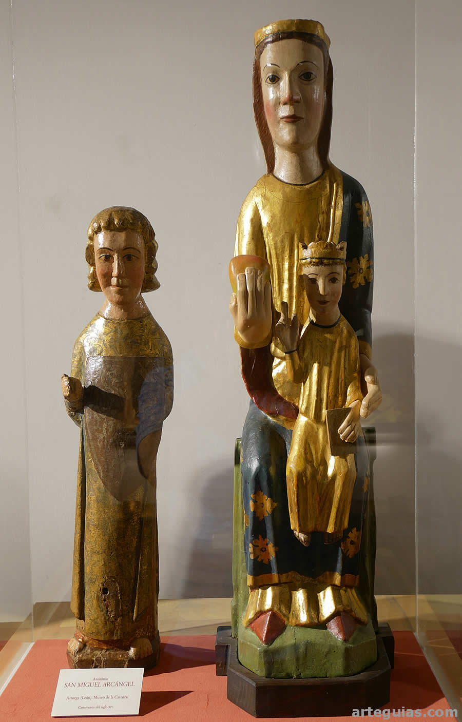 Dos de las muchas piezas de imaginer&iacute;a rom&aacute;nica y g&oacute;tica que conserva el museo