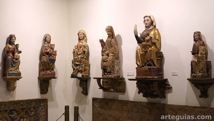 Numerosas piezas de imaginer&iacute;a medieval