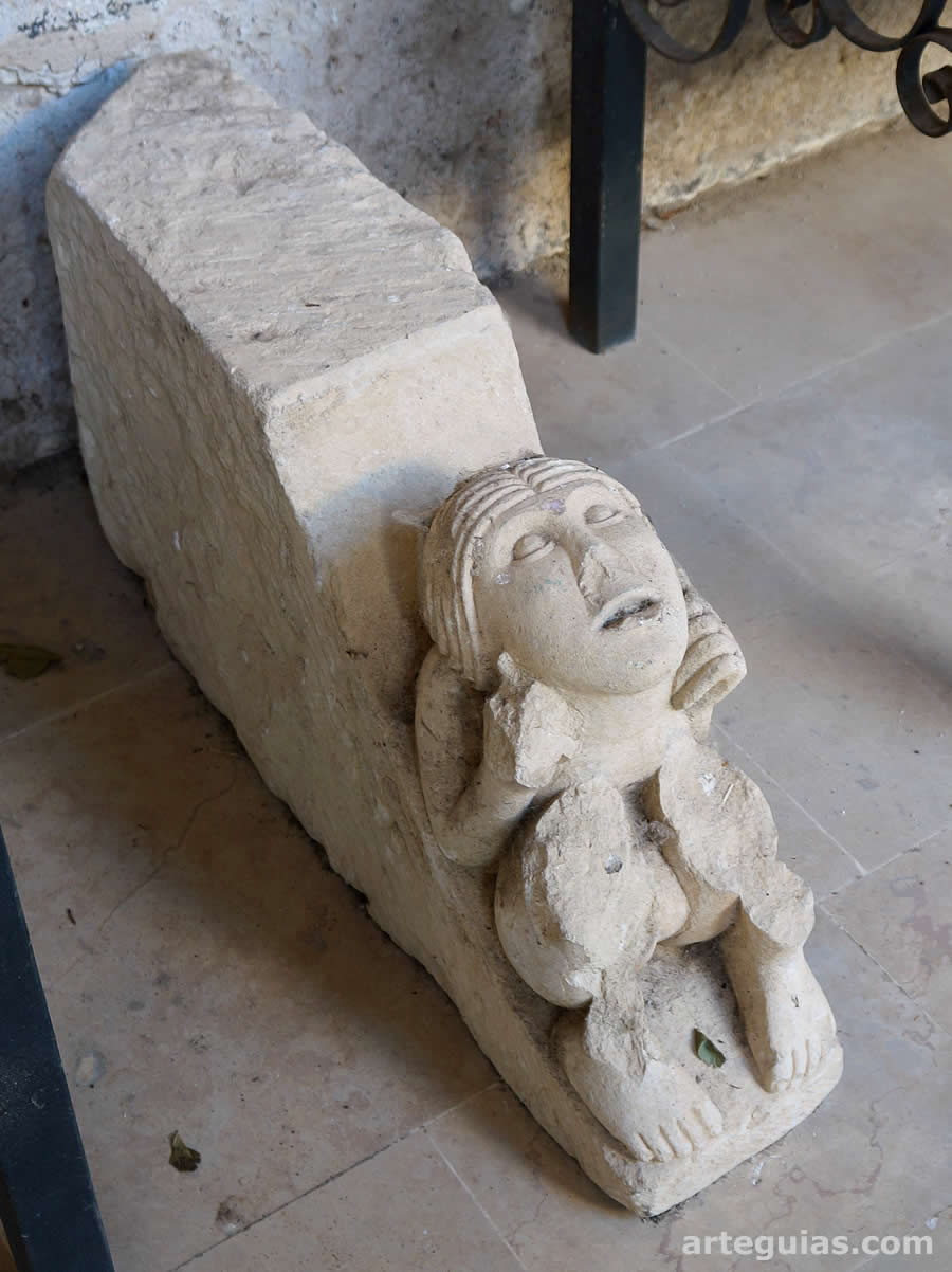 Canecillo rom&aacute;nico expuesto en el patio del museo