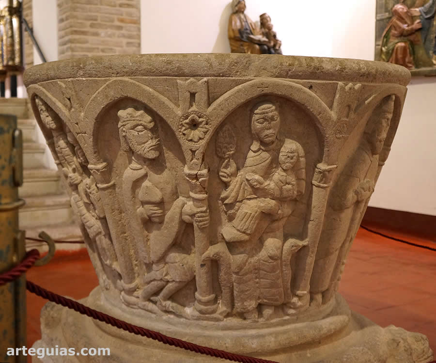 Pila bautismal rom&aacute;nica procedente de la aldea de Valcobero