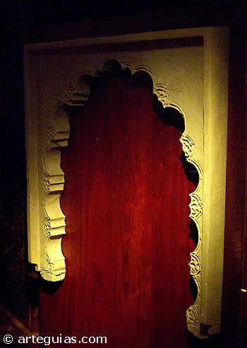 Arco polilobulado de puerta &aacute;rebe. Siglo XII