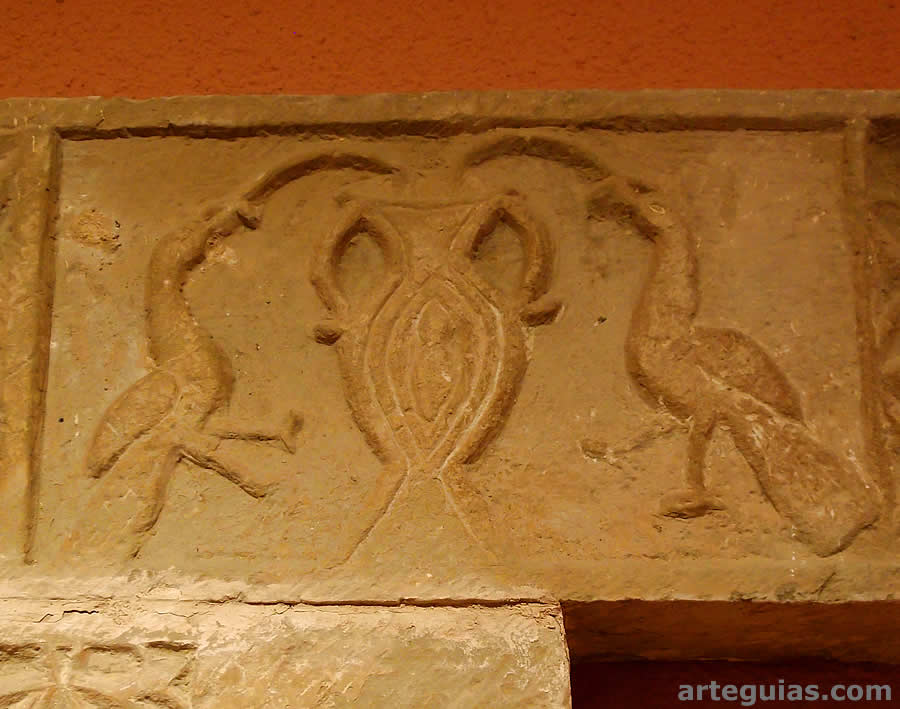 Arquitrabe visigodo con dos pavos reales bebiendo de una cr&aacute;tera