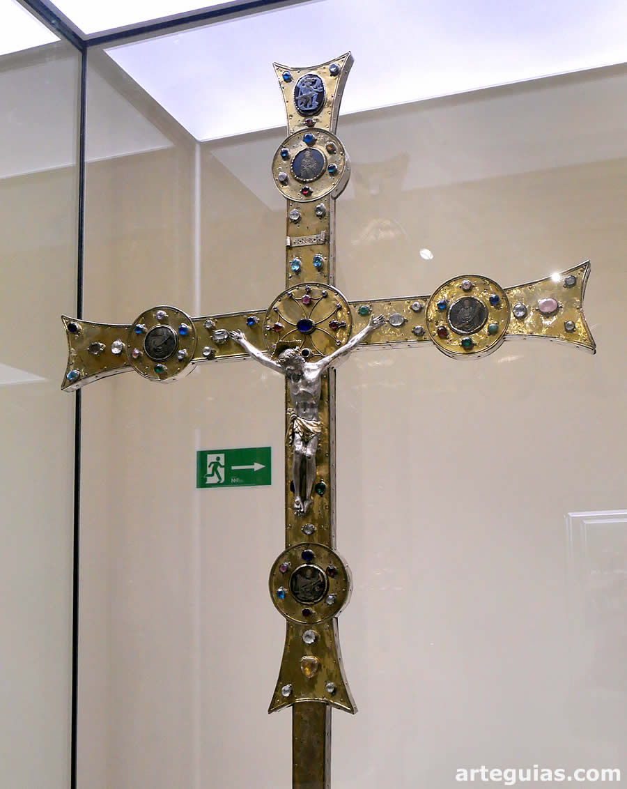 Cruz g&oacute;tica de "la de los Confraries".