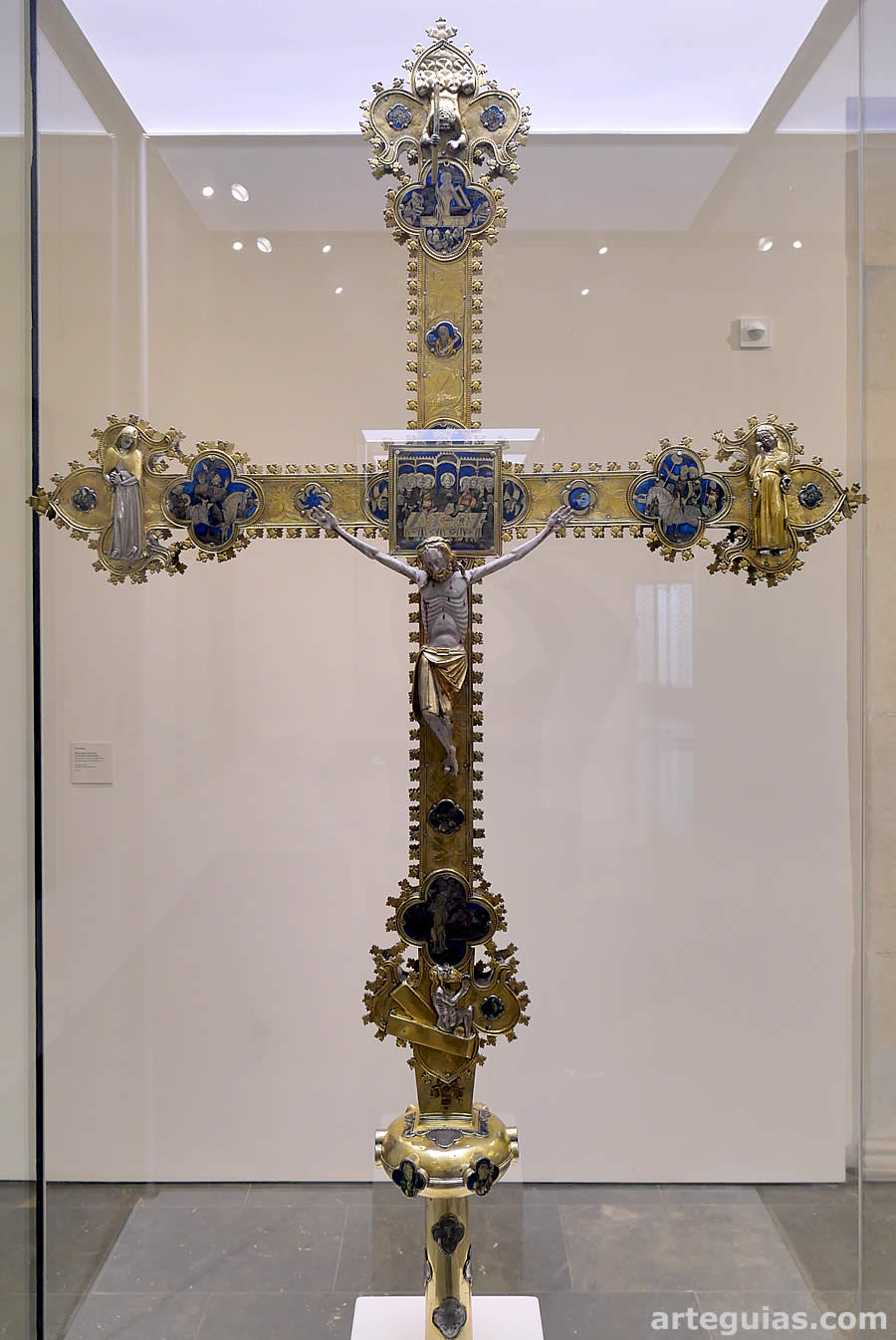 La m&aacute;s valiosa cruz procesional expuesta en el Museo - Tesoro de Girona es la llamada Cruz de los Esmaltes