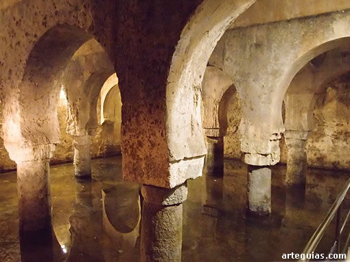El aljibe hispanomusulm&aacute;n se encuentra dentro de los s&oacute;tanos del Palacio