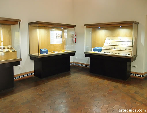 Museo de C&aacute;ceres: sala dedicada a la  &eacute;poca prehist&oacute;rica