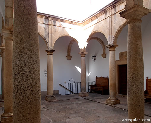 Patio central del Palacio de las Veletas