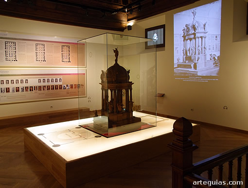 Museo Catedralicio de Salamanca: maqueta del tabern&aacute;culo neocl&aacute;sico de la Catedral Nueva de Salamanca