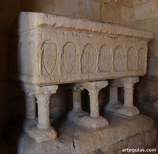 Sepulcro rom&aacute;nico del claustro de la Catedral Vieja de Salamanca