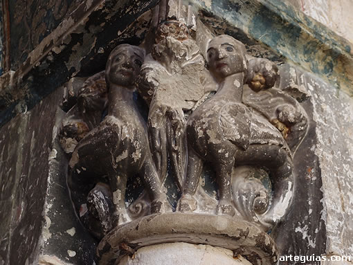 Capitel de la puerta