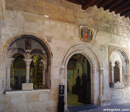 Entrada rom&aacute;nica a la Capilla de San Salvador o de Talavera, antigua sala capitular de la catedral