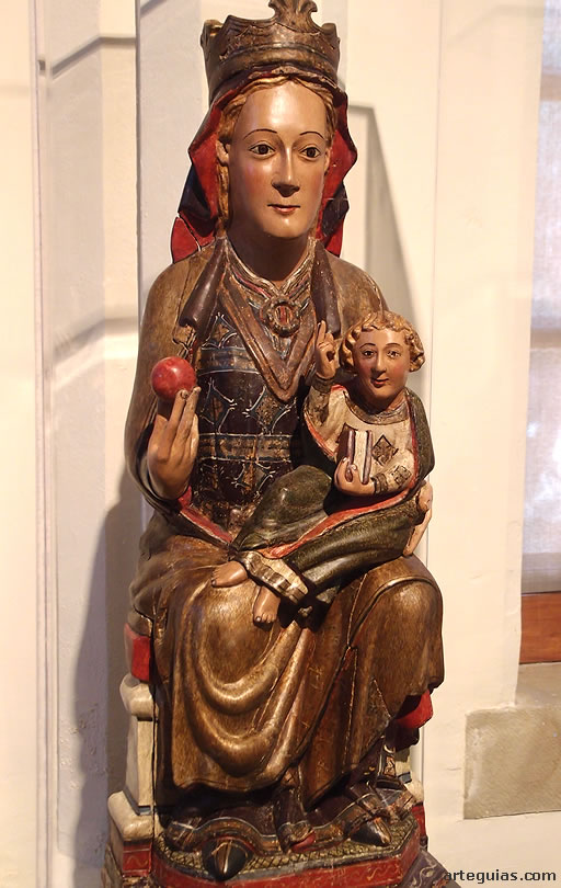Museo Catedralicio de Santo Domingo de la Calzada: Virgen con el Ni&ntilde;o. Talla g&oacute;tica del siglo XIII