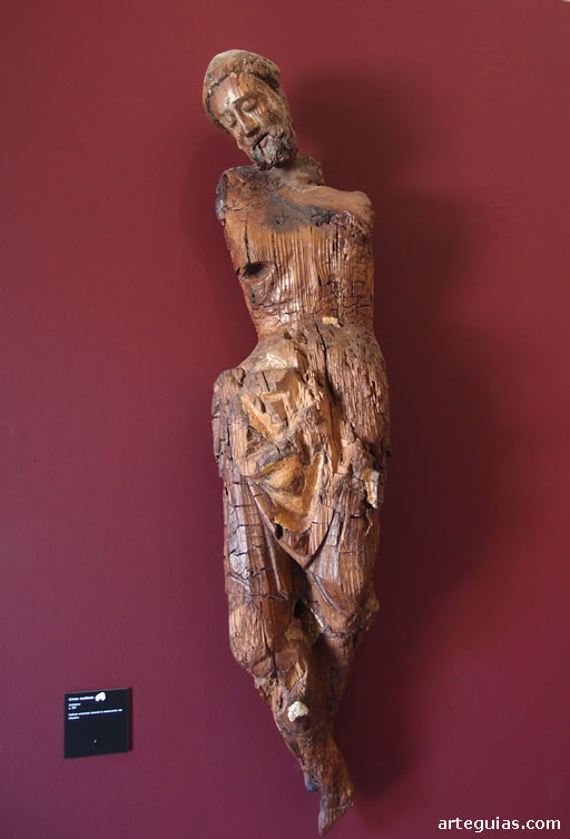 Cristo crucificado hallado en el claustro. Siglo XIV