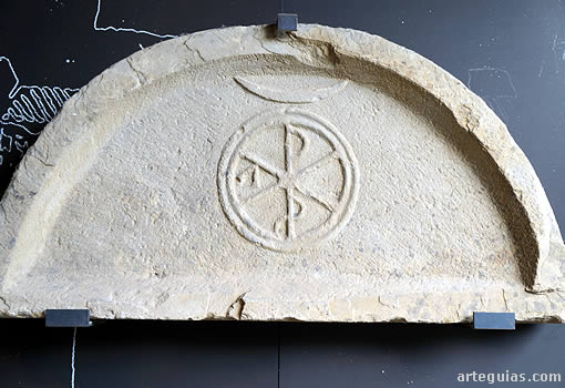 T&iacute;mpano rom&aacute;nico con Crism&oacute;n