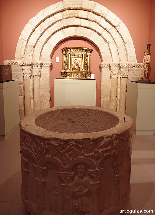 Una de las salas del Museo Diocesano de Sig&uuml;enza con una puerta y una pila rom&aacute;nicas