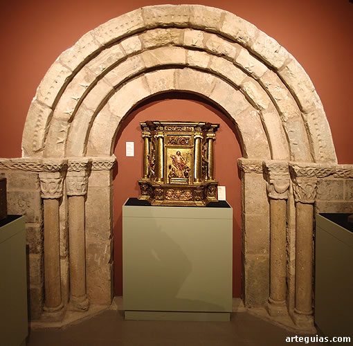Museo Diocesano de Arte Antiguo de Sig&uuml;enza, Guadalajara: puerta de la iglesia de J&oacute;car
