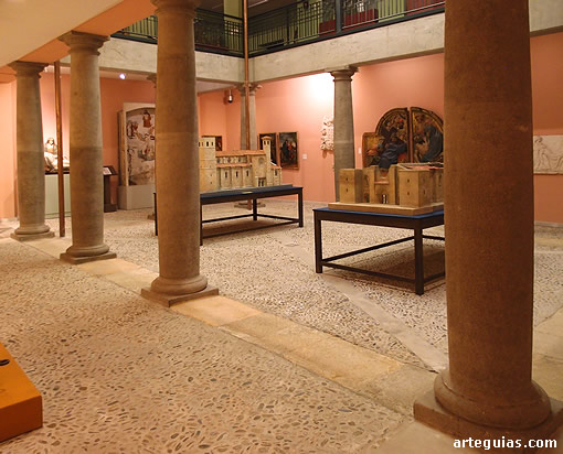 Patio central del museo. A las obras de arte se han sumado dos maquetas de dos fases de la construcci&oacute;n de la Catedral de Sig&uuml;enza