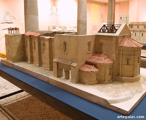 Maqueta que muestra la fase rom&aacute;nica de la seo seguntina realizada desde el siglo XII a comienzos del XIII