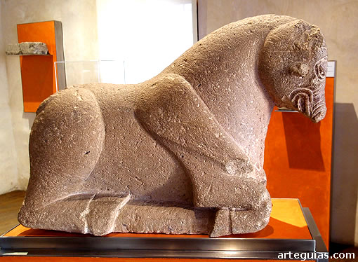 Museo Hist&oacute;rico de Sagunto: una de las esculturas de mayor valor de este museo es el toro &iacute;bero del siglo IV a.C.