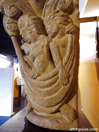 Lateral de uno de los capiteles de San Mart&iacute;n de Fr&oacute;mista, conservado y expuesto en el Museo Arqueol&oacute;gico de Palencia