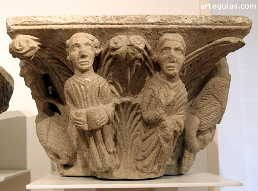 Museo de las Peregrinaciones: capitel doble del antiguo claustro catedralicio del siglo XIII