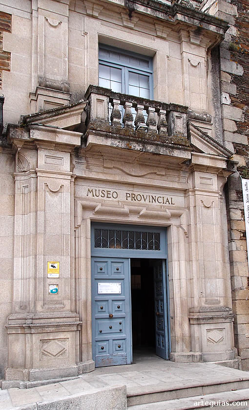 Puerta clasicista del Museo Provincial de Lugo