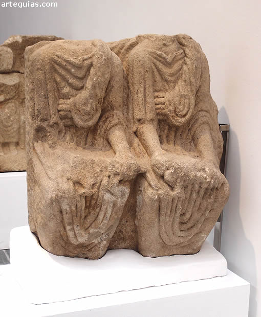 Estela bifronte de At&aacute;n