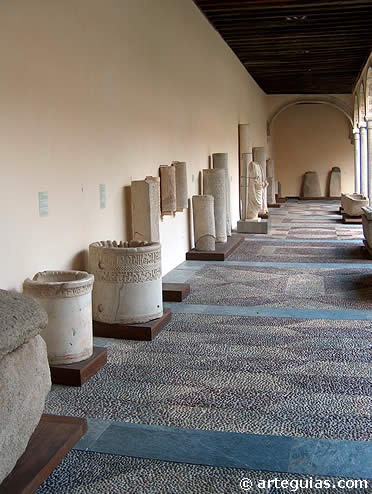 Una de las pandas del patio con piezas arqueol&oacute;gicas romanas y &aacute;rabes