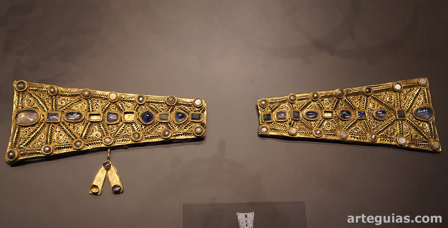 Tesoro de Guarrazar: dos brazos de cruz de oro y piedras preciosas