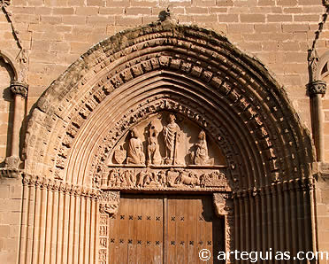 Portada g&oacute;tica de la Iglesia parroquial de San Saturnino de Artajona, Navarra