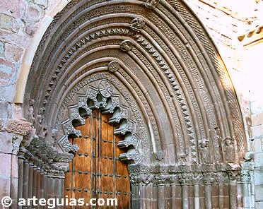 La portada de la Iglesia de San Rom&aacute;n de Cirauqui es una de las yoyas medivales del Caino de Santiago en Navarra