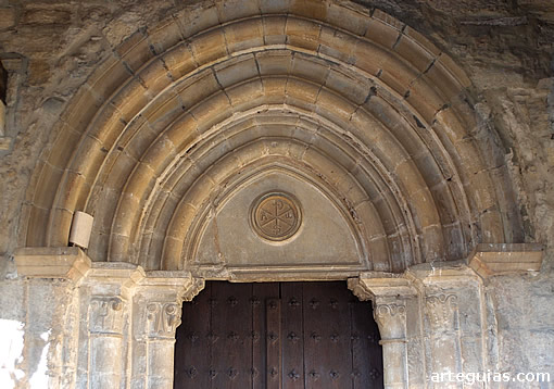 Iglesia parroquial de San Emeterio y San Celedonio: portada sur con crism&oacute;n