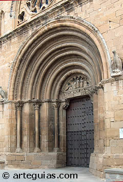 Puerta rom&aacute;nica de la Iglesia de San Pedro de Olite, Navarra