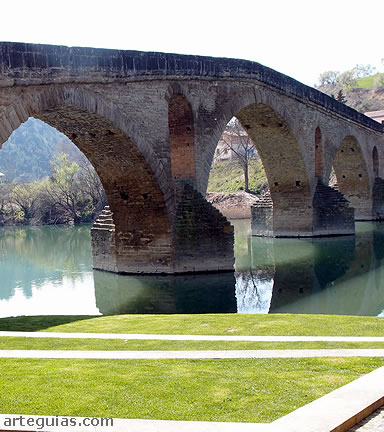 El monumento emblem&aacute;tico de Puente la Reina es su puente del siglo XI sobre el Arga