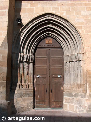 La puerta sur de la parroquia de San Pedro de Tafalla tiene arquivoltas muy apuntadas sobre jambas encapiteladas. Todo de gran sencillez