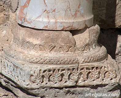 Basa de una columna ricamente trabajada