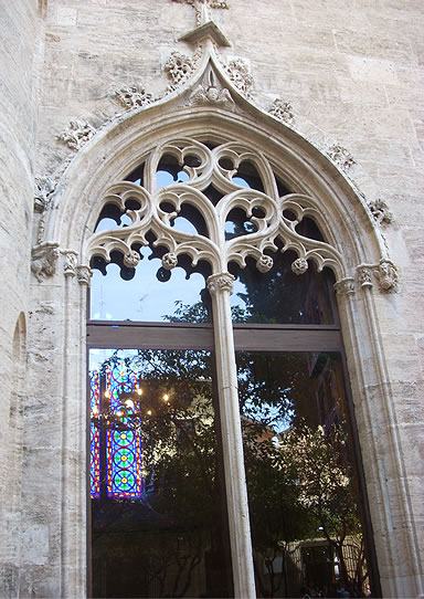 Ventanal del g&oacute;tico flam&iacute;gero que comunica el sal&oacute;n con el jard&iacute;n