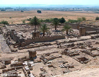 Al fondo las ruinas de la sala de oraci&oacute;n de la Mezquita Aljama de Medina Azahara