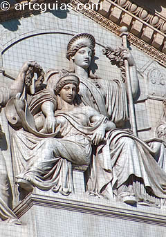 Detalle escult&oacute;rico del front&oacute;n del Palacio de las Cortes