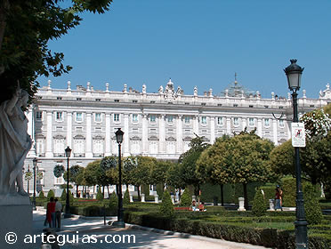 Fachada principal del Palacio de Oriente